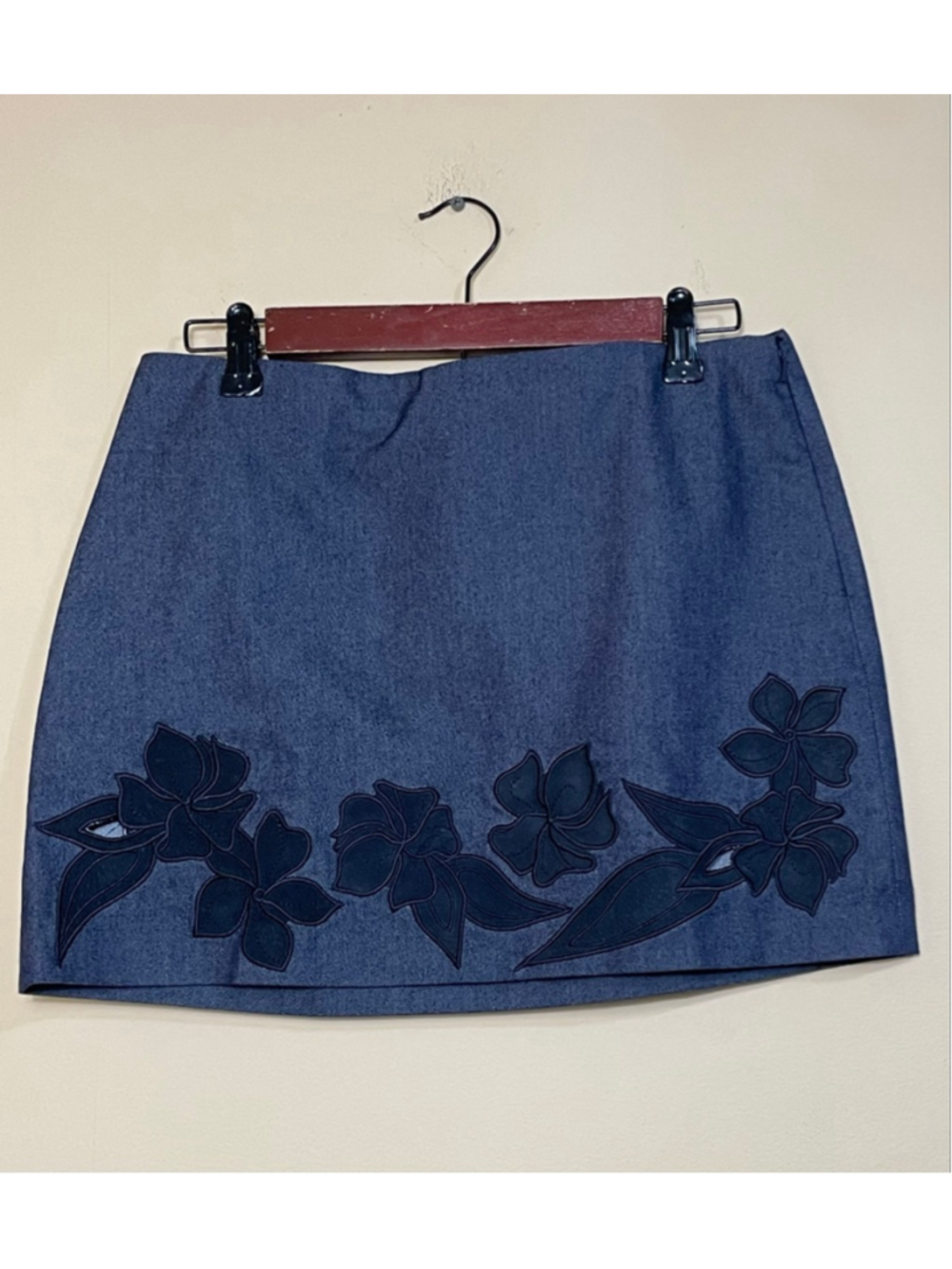 Women's 7/8 Express Stretch Mini With Embroidered Flowers